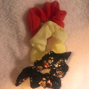 Scrunches / hair ties